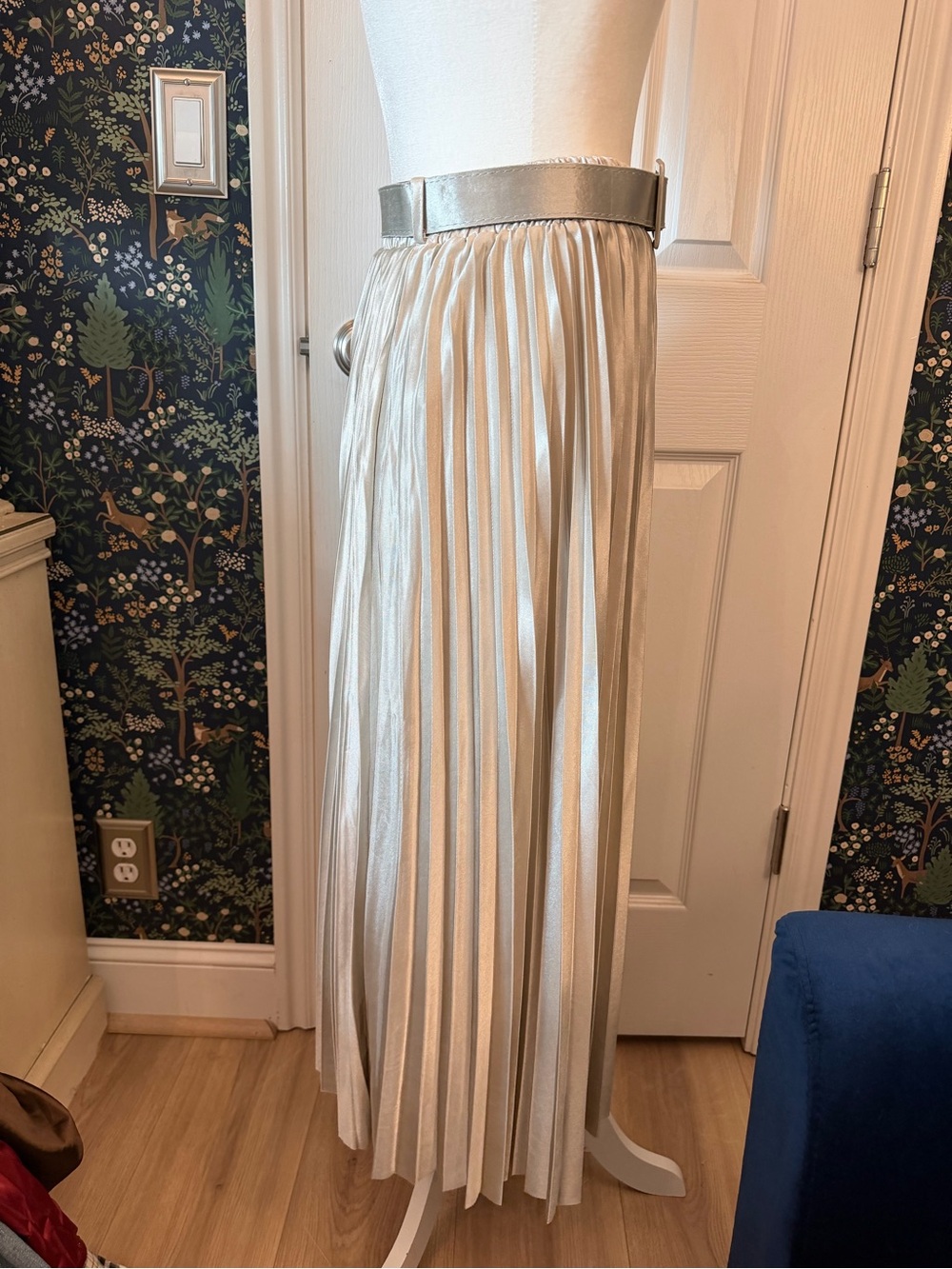 Metallic Cream Pleated Midi Skirt with Matching Belt - Picture 3 of 7